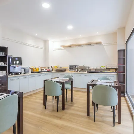 Готель Colon 2*